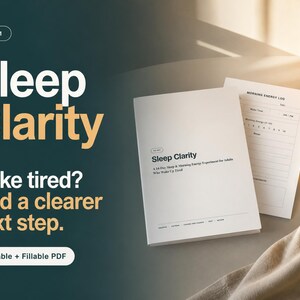Może przedstawiać: Biała broszura zatytułowana Sleep Clarity z podtytułem 14-Day Sleep & Morning Energy Experiment for Adults Who Wake Up Tired, obok arkusza Morning Energy Log. Tekst zawiera SR-001, Sleep Clarity oraz Printable + Fillable PDF.