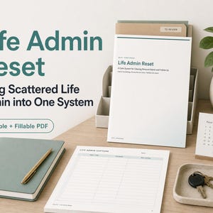 Puede incluir: Un sistema PDF imprimible y rellenable Life Admin Reset que incluye un documento titulado Life Admin Reset, una hoja de tareas Life Admin Capture, un cuaderno verde con un bolígrafo dorado, un calendario de escritorio y una bandeja con llaves.