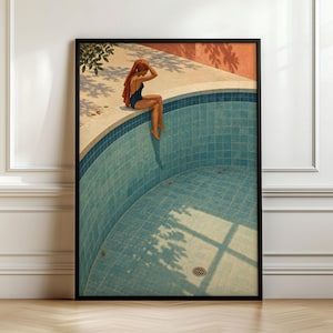 Può includere: Una stampa d'arte incorniciata che raffigura una persona in costume da bagno blu scuro con un asciugamano rosso sulla testa, seduta sul bordo di una piscina piastrellata azzurra. La scena presenta lunghe ombre proiettate dagli alberi.
