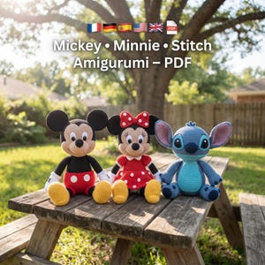 Può includere: Tre figure amigurumi all'uncinetto di Topolino, Minnie e Stitch. Topolino indossa nero, rosso e giallo. Minnie indossa un vestito rosso a pois bianchi con un fiocco abbinato. Stitch è blu con grandi orecchie. Testo: Mickey • Minnie • Stitch Amigurumi – PDF.