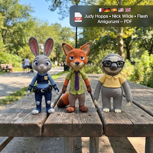 Puede incluir: Tres muñecos de ganchillo amigurumi que representan a Judy Hopps, Nick Wilde y Flash. Judy viste un uniforme de policía azul, Nick una camisa verde con corbata morada y Flash un polo amarillo con gafas negras. Texto: Judy Hopps • Nick Wilde • Flash Amigurumi – PDF.