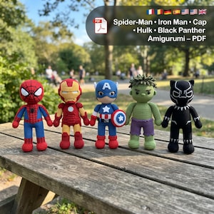 Può includere: Cinque bambole amigurumi all'uncinetto che rappresentano Spider-Man, Iron Man, Captain America, Hulk e Black Panther. Il modello PDF include le istruzioni per questi personaggi. Ogni bambola presenta dettagli in filo e colori iconici.