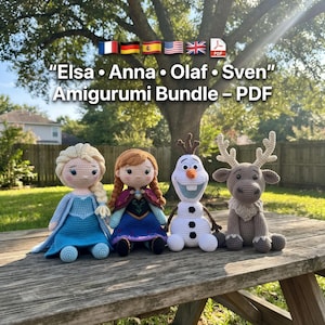Pode incluir: Quatro bonecos amigurumi de crochê representando Elsa, Anna, Olaf e Sven. O texto Elsa Anna Olaf Sven Amigurumi Bundle PDF é exibido acima dos bonecos. As figuras apresentam um trabalho detalhado em fio, incluindo uma trança loira, cabelo trançado, um nariz de cenoura e chifres.