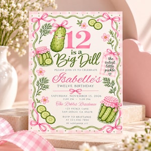 Puede incluir: Una tarjeta de invitación de cumpleaños con un borde de cuadros rosas y blancos, enredaderas verdes y lazos rosas. Muestra un pepinillo ilustrado, frascos de pepinillos y el texto 12 is a Big Dill, Isabelle's Twelve Birthday y detalles del evento.