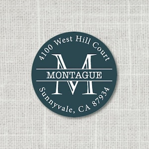 Könnte beinhalten: Ein rundes, dunkelblaues Rücksendeetikett mit weißem Text. Das Etikett zeigt den Text "4100 West Hill Court, Sunnyvale, CA 87934" und das Initial "M" mit dem Namen "MONTAGUE" zentriert darunter.