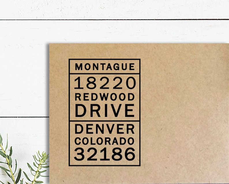 Pode incluir: Um r&oacute;tulo de endere&ccedil;o de devolu&ccedil;&atilde;o preto e branco com o texto "MONTAGUE 18220 REDWOOD DRIVE DENVER COLORADO 32186" impresso em um fundo de papel marrom.
