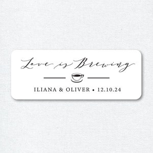 Autocollant Love is brewing, autocollants de faveur de mariage, faveurs de café, faveurs de thé, autocollants de faveur de fête - blanc, kraft ou clair