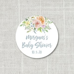 Peut inclure: Un autocollant rond blanc avec un motif floral aquarelle dans des tons de rose, jaune et vert. Le texte "Morgan's Baby Shower 10.5.20" est imprim&eacute; en bleu.
