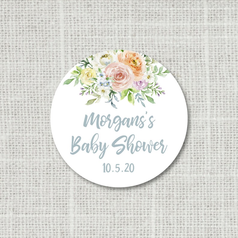 Peut inclure: Un autocollant rond blanc avec un motif floral aquarelle dans des tons de rose, jaune et vert. Le texte "Morgan's Baby Shower 10.5.20" est imprim&eacute; en bleu.