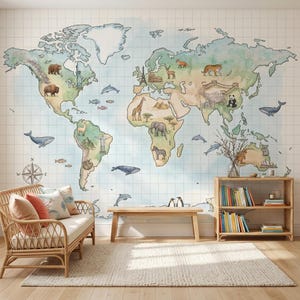 Könnte beinhalten: Ein Wandbild mit einer Aquarell-Weltkarte auf einem Rasterhintergrund, verziert mit Illustrationen von Tieren und Wahrzeichen auf den Kontinenten, darunter ein Bär, eine Giraffe, ein Elefant, ein Panda und ein Wal, hinter einem Rattansofa.