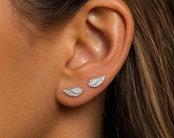 Orecchini a perno a forma di ala d'angelo, orecchini a forma di ala con cristalli, orecchini a perno delicati con zirconi cubici, gioielli minimalisti per piercing all'orecchio, regalo per lei