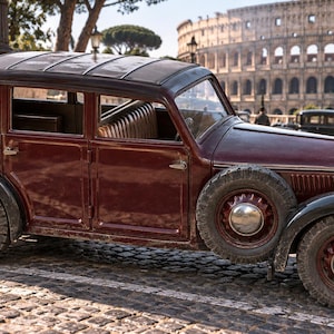 Peut inclure: Une voiture miniature de style ancien bordeaux avec des garde-boue noirs et une roue de secours montée sur le côté. Un panneau noir vertical à droite indique les échelles disponibles : 1:43, 1:48, 1:56, 1:64, 1:72, 1:87 et 1:100, en kit résine.