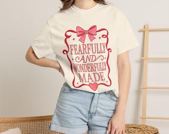 Maglietta "Fearfully and Wonderfully Made" / Design con scritta a fiocco rosa