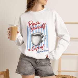 Moletom "Sirva-se de uma Xícara de Ambição" | Dolly Crewneck imagem 5