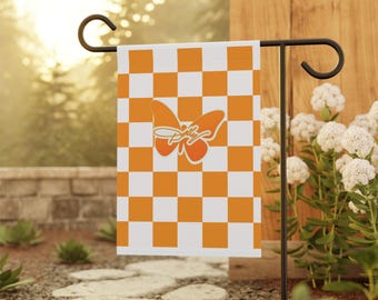 Bandeira de jardim com borboletas em xadrez laranja | Bandeira para casa, decoração externa | Bandeira em homenagem a Dolly Parton