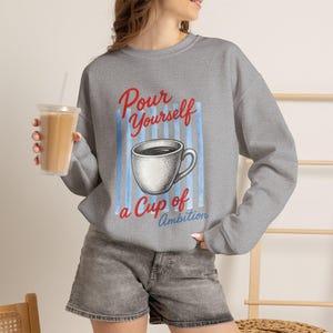 Moletom "Sirva-se de uma Xícara de Ambição" | Dolly Crewneck imagem 4