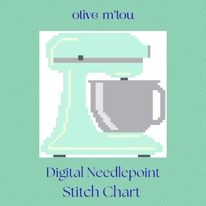 Puede incluir: Un gráfico de punto de cruz digital con una ilustración pixelada de una batidora de pie verde menta y un cuenco gris. El texto "olive m'lou" está en la parte superior y "Digital Needlepoint Stitch Chart" en la inferior.
