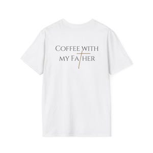 Puede incluir: Una camiseta blanca de manga corta con el texto negro COFFEE WITH MY FA HER impreso en el pecho. La letra T de la palabra FATHER está sustituida por un gráfico de una cruz fina de color marrón que atraviesa el centro del texto.
