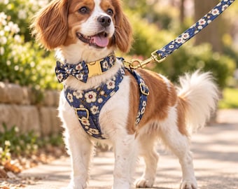 Conjunto de collar para perro con estampado floral azul, collar personalizado para mascota con correa, arnés y pajarita, hebilla dorada personalizada. Accesorios para pasear al perro.