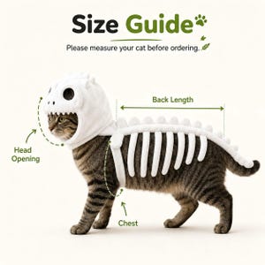 Puede incluir: Un disfraz de esqueleto de dinosaurio blanco para gato, con una capucha con dise&ntilde;o de calavera y una columna vertebral con aletas dorsales. La imagen incluye el texto Size Guide, Please measure your cat before ordering, Head Opening.
