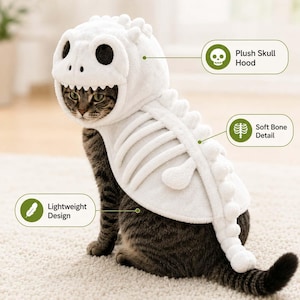 Puede incluir: Un disfraz de esqueleto de felpa blanca para gato que presenta una capucha con dise&ntilde;o de calavera, detalles de huesos suaves a lo largo de la espalda y un dise&ntilde;o ligero. El disfraz incluye etiquetas de texto Plush Skull Hood, Soft Bone Detail y Lightweight Design.