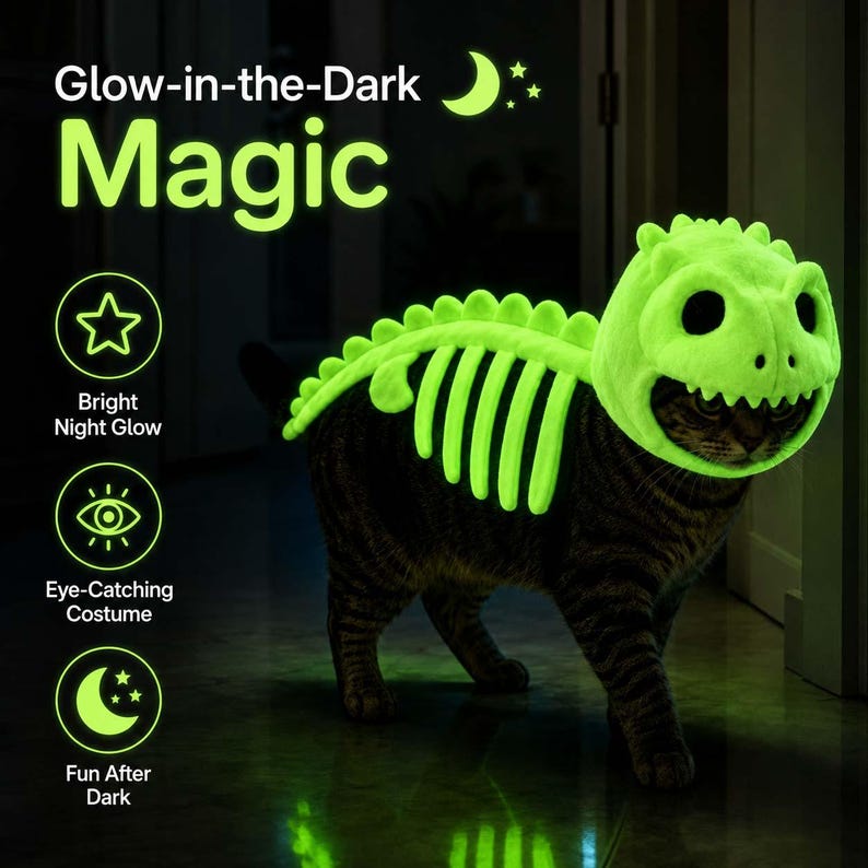 Puede incluir: Un disfraz de esqueleto de dinosaurio que brilla en la oscuridad para gato, con una capucha de color verde ne&oacute;n brillante con dise&ntilde;o de calavera y una pieza dorsal a juego. El texto dice Glow-in-the-Dark Magic, Bright Night Glow, Eye-Catching Costume, Fun After Dark.