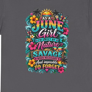 T-shirt med blommig typografi från June Girl | Födelsedagströja med Savage Zodiac-motiv