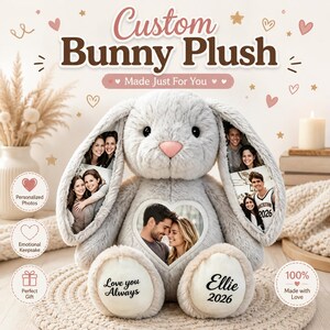 Può includere: Un coniglio di peluche grigio chiaro con una cornice portafoto a forma di cuore sul petto e foto stampate sulle orecchie. I piedi del coniglio sono personalizzati con il testo 'Love you Always' e 'Ellie 2026'. Lo sfondo include il testo 'Custom Bunny Plush'.
