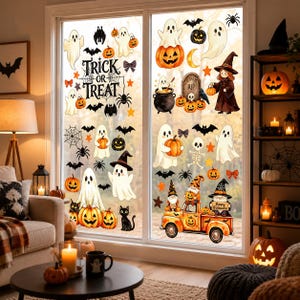 Puede incluir: Un conjunto de pegatinas para ventanas de Halloween con fantasmas, calabazas, murciélagos, arañas, una bruja, gnomos en un camión y una lápida. El texto "TRICK OR TREAT" está impreso en negro sobre estas decoraciones adhesivas.