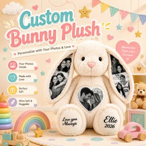Op de afbeelding: Een crèmekleurige pluche konijn met een hartvormige foto-opdruk op de borst, twee foto's op de lange oren en tekst op de voeten met Love you Always en Ellie 2026. De achtergrond bevat de tekst Custom Bunny Plush.