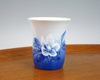 Bing and Grondahl Christmas Rose Bud Vase - 4" Porcelain B&G Blue and White Vase 677 - Denmark Porcelain - Danish Design Flower Vase