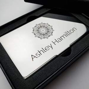 Porte-cartes personnalisé en métal argenté, porte-cartes de visite personnalisé en acier inoxydable, cadeau pour elle, cadeau professionnel, portefeuille fin SS09