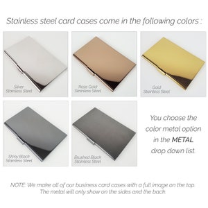K&ouml;nnte beinhalten: F&uuml;nf Visitenkartenetuis aus Edelstahl in verschiedenen Farben: Silber, Ros&eacute;gold, Gold, gl&auml;nzend Schwarz und geb&uuml;rstet Schwarz. Der Text "Sie w&auml;hlen die Farbe der Metalloption in der METALL-Dropdown-Liste." befindet sich unter den Etuis. Der Text "HINWEIS: Wir fertigen alle unsere Visitenkartenetuis mit einem vollst&auml;ndigen Bild auf der Oberseite. Das Metall wird nur an den Seiten und auf der R&uuml;ckseite sichtbar sein." befindet sich am unteren Rand des Bildes.