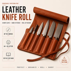 Puede incluir: Un estuche de cuero marrón para cuchillos con seis ranuras que contiene varios cuchillos de cocina. El texto dice: PRINTABLE PATTERN PDF, LEATHER KNIFE ROLL, 6 KNIFE SLOTS, HAND-STITCHED, ROLL-UP DESIGN, UP TO 6 KNIVES, A4 + US LETTER, STEP-BY-STEP GUIDE, DIGITAL PATTERN, PROTECT, ORGANIZE, ROLL, CARRY.