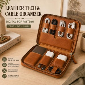 Puede incluir: Un estuche organizador de cables y accesorios tecnológicos de cuero color canela con cierre de cremallera. El interior cuenta con múltiples lazos elásticos para cables, además de bolsillos para batería, adaptador y auriculares.