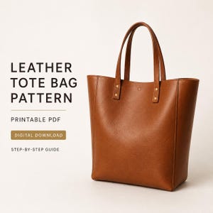 Peut inclure: Un sac cabas en cuir marron avec deux anses verticales fixées par des rivets métalliques. Le texte LEATHER TOTE BAG PATTERN, PRINTABLE PDF, DIGITAL DOWNLOAD et STEP-BY-STEP GUIDE est affiché à gauche du sac sur un fond uni.