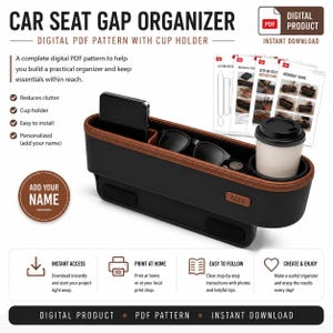 Puede incluir: Un organizador de huecos para asiento de coche negro con ribete cosido marrón y un portavasos. El organizador contiene un teléfono inteligente, gafas de sol y un vaso de café. Una pequeña etiqueta marrón en el frente muestra el nombre ALEX.