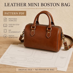 Puede incluir: Un mini bolso Boston de cuero marrón con dos asas superiores y una correa de hombro desmontable, con herrajes de latón. Debajo del bolso hay una plantilla de papel blanco con contornos para el panel frontal, trasero, panel de cremallera y correa.