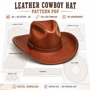 Op de afbeelding: Een bruine leren cowboyhoed met een gespband ligt op witte papieren sjablonen met de labels Crown Centre, Crown Left Side, Crown Right Side, Full Brim, Hatband en Buckle Tab. De tekst luidt Leather Cowboy Hat Pattern PDF.