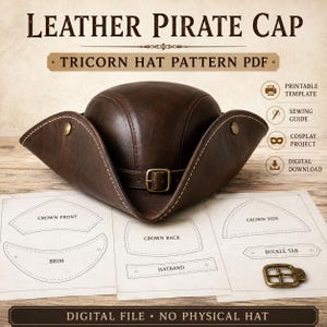 Puede incluir: Un sombrero tricornio de cuero marrón oscuro con correa de hebilla y tachuelas metálicas, mostrado con un patrón PDF imprimible con etiquetas para crown front, crown back, crown side, brim, hatband y una hebilla metálica.