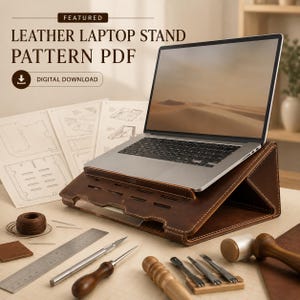Puede incluir: Un soporte para portátil de cuero marrón oscuro con un portátil plateado, acompañado de patrones de papel, una regla metálica, un carrete de hilo y herramientas de cuero. El texto dice: FEATURED LEATHER LAPTOP STAND PATTERN PDF DIGITAL DOWNLOAD.