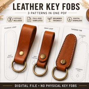 Op de afbeelding: Een digitaal PDF-patroon voor drie leren sleutelhangers genaamd Classic Loop, Snap Loop en Tapered Tab. De afbeelding toont drie bruine leren sleutelhangers met messingkleurige hardware, elk rustend op het bijbehorende papieren sjabloon.