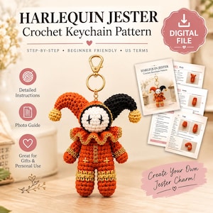 Könnte beinhalten: Eine digitale Häkelanleitung für einen Harlekin-Jester-Schlüsselanhänger. Die Anleitung enthält Schritt-für-Schritt-Anweisungen, einen Fotoguide und US-Begriffe. Das Bild zeigt eine gehäkelte Jester-Puppe mit orange-schwarzer Mütze und Goldakzenten.