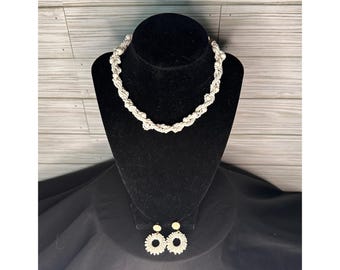 Schmuckset „White Sea“ mit Perlen, bestehend aus einem Vintage-Choker mit gedrehtem Halsband und Ohrringen mit Schraubverschluss.