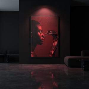 Könnte beinhalten: Ein gerahmter Wandkunstdruck, der das Profil einer Person zeigt, die einem Kobra-Schlange gegenübersteht. Die Komposition ist in tiefes rotes Licht getaucht, das die Texturen der Haut und die Schuppen der Schlange vor dunklem Hintergrund betont.
