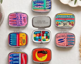 Portapillole personalizzato con incisione a forma di sardina, ideale per medicinali, come regalo a tema pesce in scatola, regalo per amanti delle sardine, contenitore per vitamine, grazioso portapillole, organizer da viaggio per pillole.