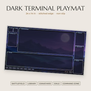 Peut inclure: Un tapis de jeu rectangulaire Dark Terminal mesurant 61 x 36 cm avec un bord cousu et une base antidérapante. Le design présente un paysage violet sombre avec une lune et des fenêtres de type terminal étiquetées battlefield, library, graveyard et exile.