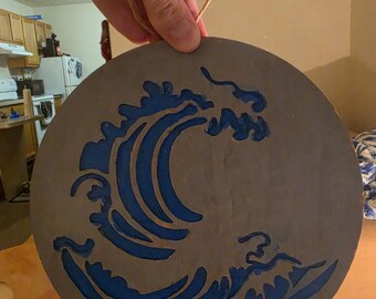 Colgador de puerta de madera pintado con diseño de olas