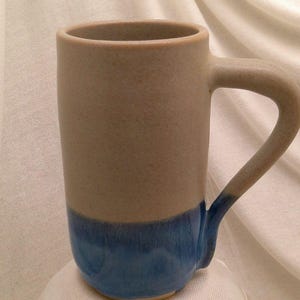Grande tazza in ceramica - Smaltatura bicolore beige e blu, realizzata a mano