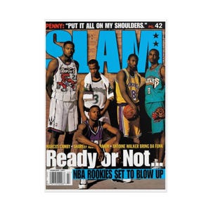 Könnte beinhalten: Eine Ausgabe des SLAM-Magazins vom Februar 1997 mit vier Basketballspielern in Teamtrikots. Der Titeltext lautet PENNY: PUT IT ALL ON MY SHOULDERS, Ready or Not und NBA ROOKIES SET TO BLOW UP. Die Spieler tragen Trikots der Raptors, Grizzlies und Lakers.